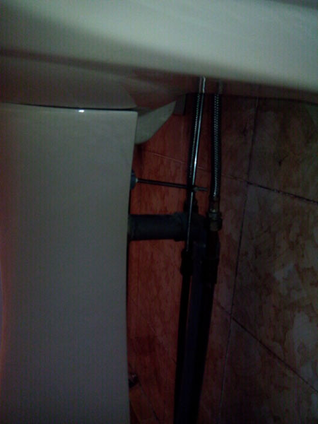 sous le lavabo